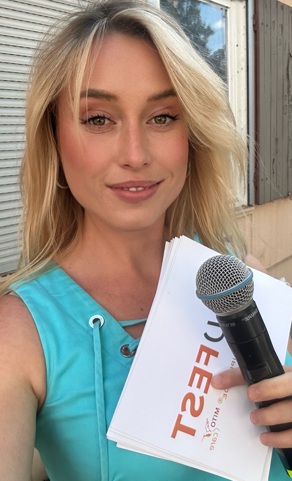 Valentina Sophie, Moderatorin aus München, mit Mikrofon